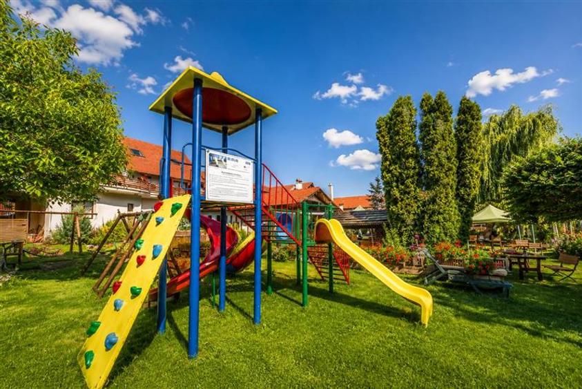 Hotel/Pensiune, de 2,000 mp, în Exterior Est