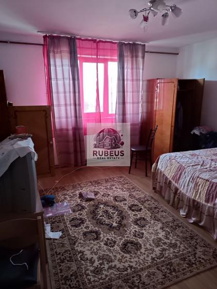 Casă individuală cu 9 camere cu Canalizare în Mărăcineanu