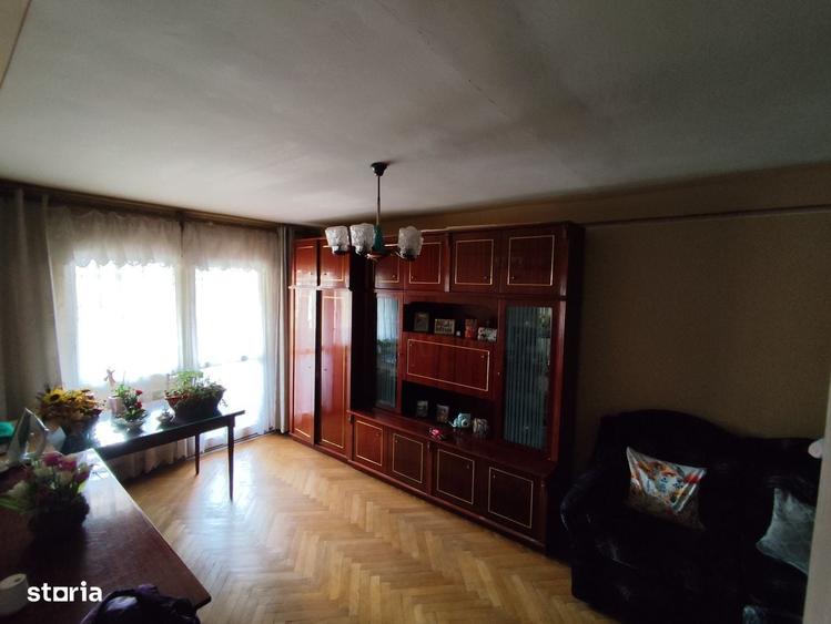 Apartament cu 3 camere decomandat în Valea Aurie
