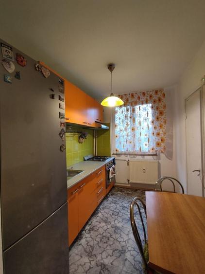 Apartament cu 3 camere semidecomandat, mobilat în Titan