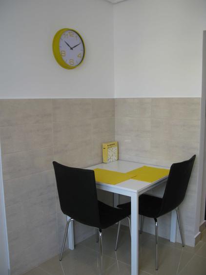 Apartament cu 2 camere semidecomandat, mobilat în Central