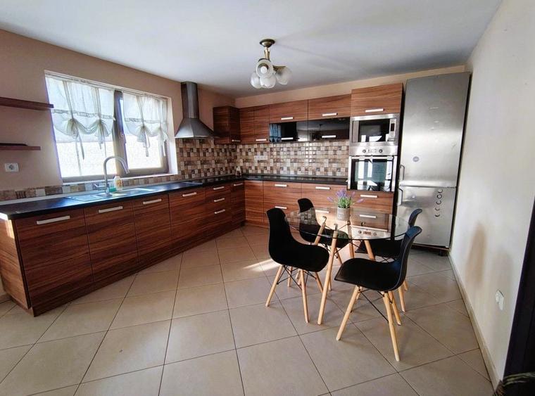 Casă individuală cu 6 camere cu Canalizare în Sadu