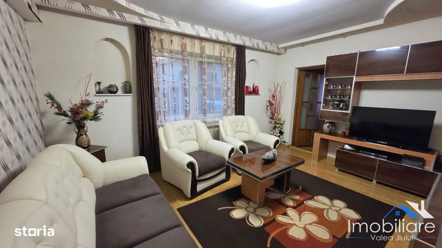 Casă cu 3 camere cu Teren 1500 Mp în Central