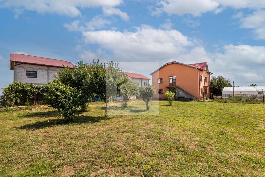 Casă individuală cu 8 camere cu Canalizare în Nord-Vest