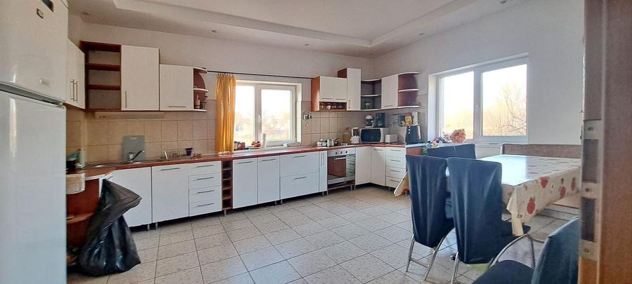 Casă individuală cu 7 camere cu Canalizare în Primăverii