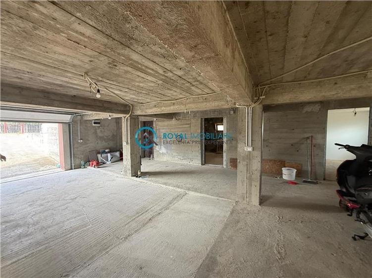 Casă individuală cu 5 camere cu Teren 3700 Mp în Central