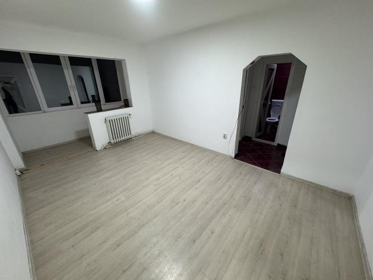 Apartament cu 3 camere semidecomandat, mobilat în Beclean