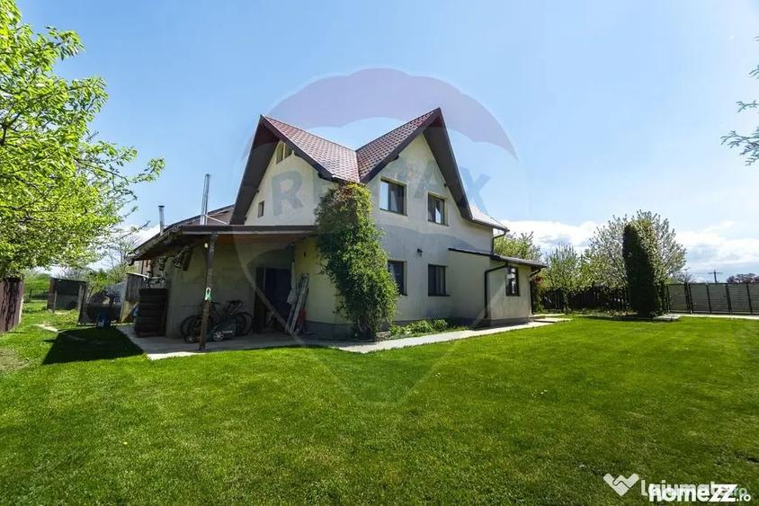 Casă cu 4 camere cu Teren 589 Mp în Feldioara
