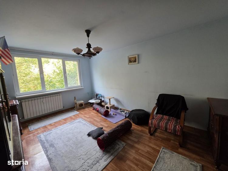 Apartament cu 3 camere decomandat în Valea Ialomiței