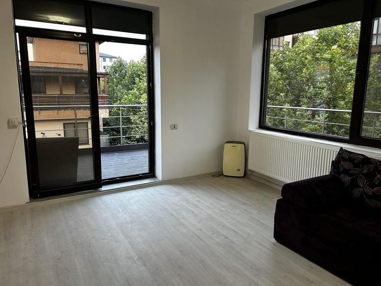 Apartament cu 2 camere semidecomandat în Roșu