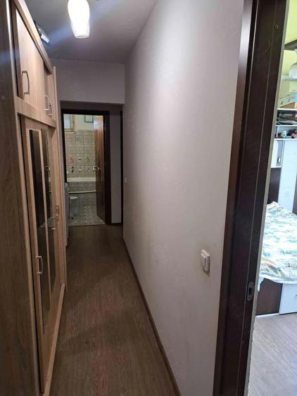 Apartament cu 3 camere semidecomandat în Aleea Trandafirilor