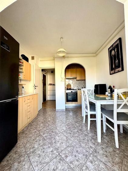 Apartament cu 3 camere decomandat în Girocului