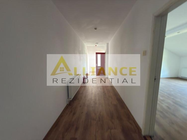 Casă individuală cu 14 camere cu Canalizare în Cățelu