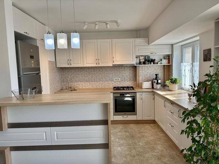 Apartament cu 3 camere decomandat, mobilat în P-ța Alba Iulia