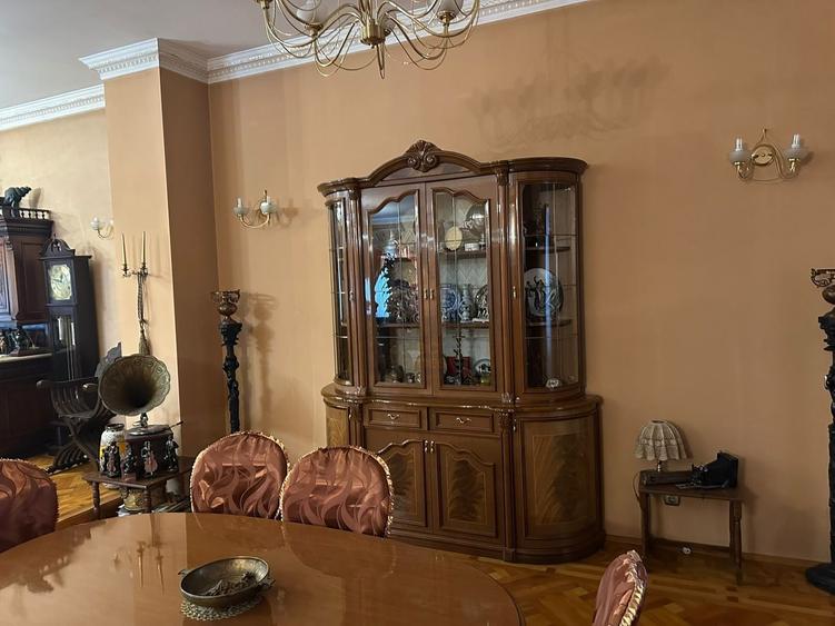 Casă individuală cu 9 camere cu Canalizare în Cotroceni