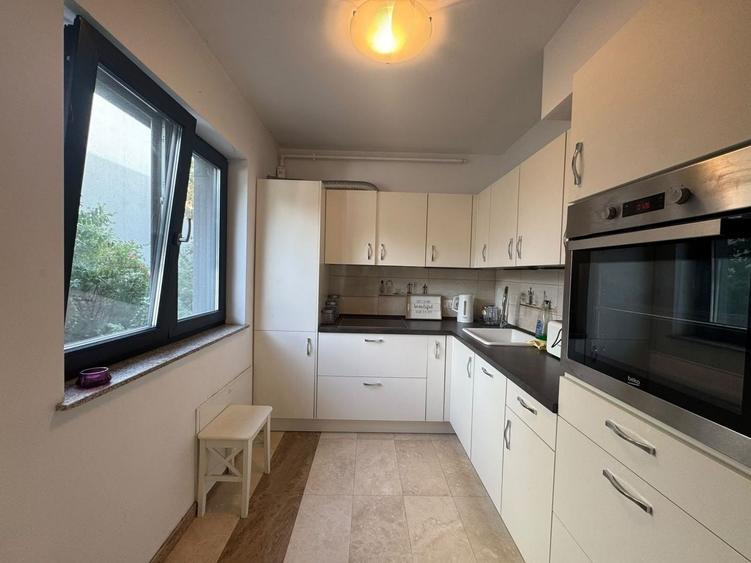 Apartament cu 3 camere semidecomandat, mobilat în Aviației