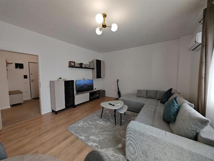 Apartament cu 3 camere decomandat, mobilat în Tractorul