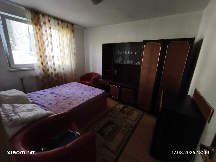 Apartament cu 3 camere decomandat în Petros