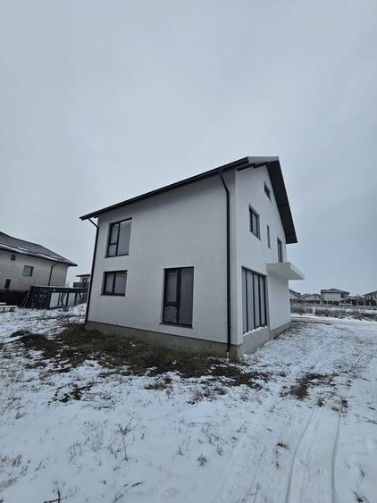 Casă individuală cu 4 camere cu Canalizare în Central