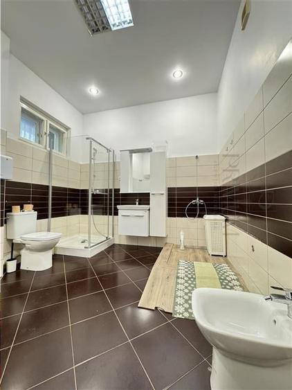 Casă individuală cu 10 camere cu Canalizare în Lunei