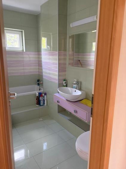 Apartament cu 3 camere decomandat în Medicină