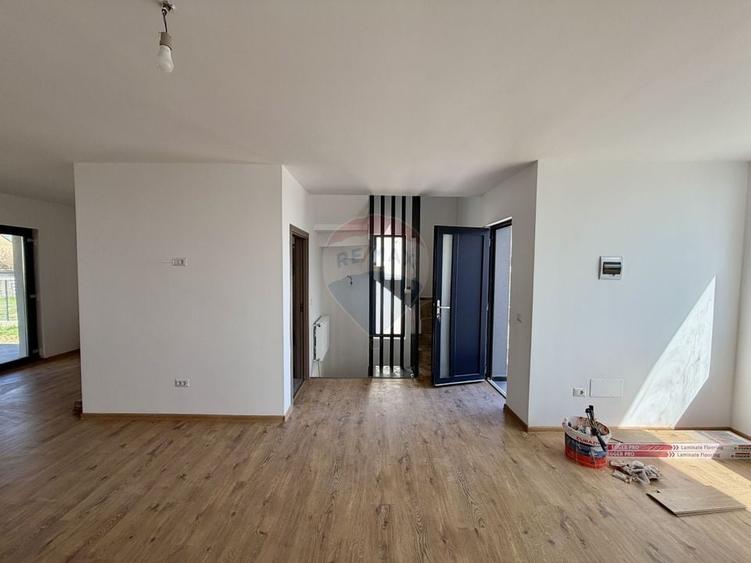 Casă cu 3 camere cu Teren 400 Mp în Golești