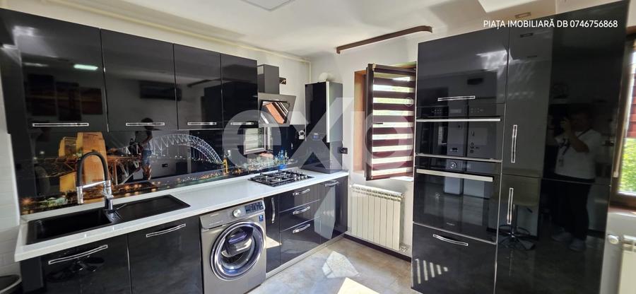 Apartament cu 3 camere semidecomandat, mobilat în Micro 9