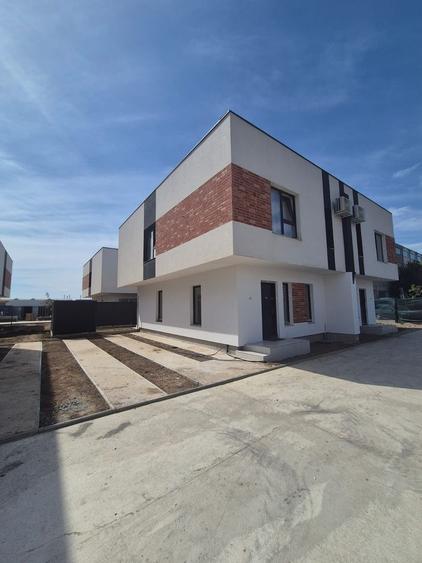 Duplex cu 4 camere cu Canalizare în Titan