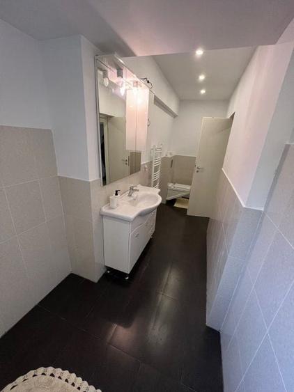 Apartament cu 3 camere semidecomandat, mobilat în Decebal