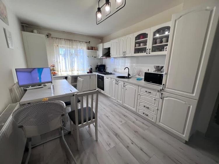 Apartament cu 4 camere decomandat în Central