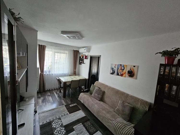 Apartament cu 3 camere semidecomandat, mobilat în Podu Roș
