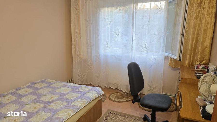 Apartament cu 3 camere semidecomandat în Micro 15