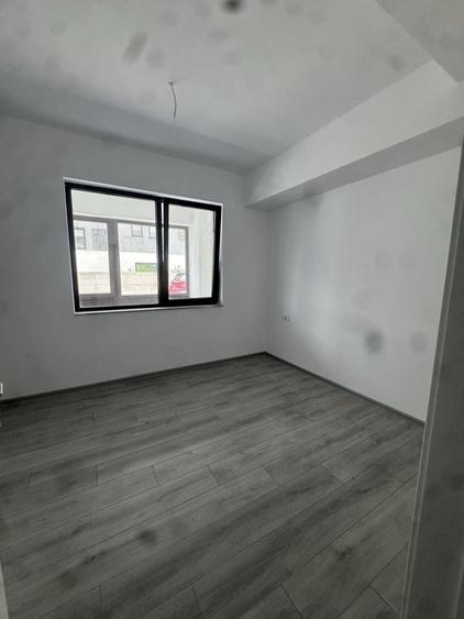 Apartament cu 3 camere semidecomandat în Ostroveni