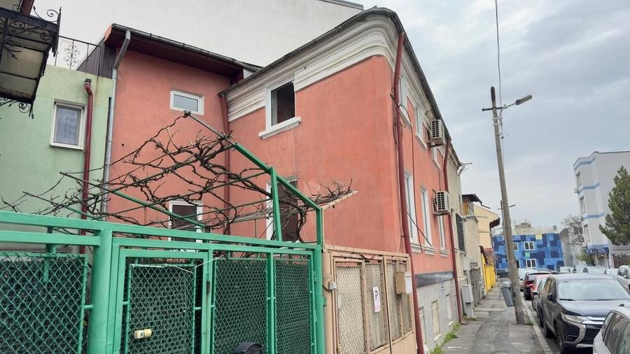 Casă individuală cu 4 camere cu Canalizare în P-ța Unirii