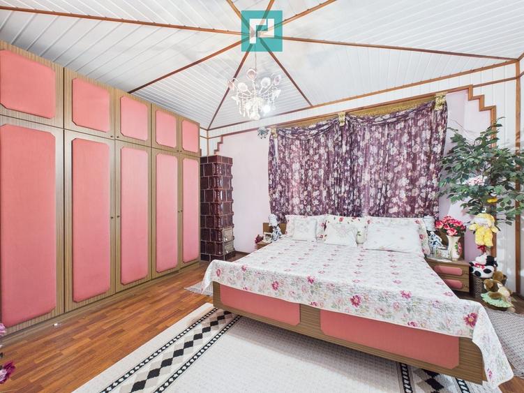 Casă individuală cu 6 camere cu Teren 2712 Mp în Central