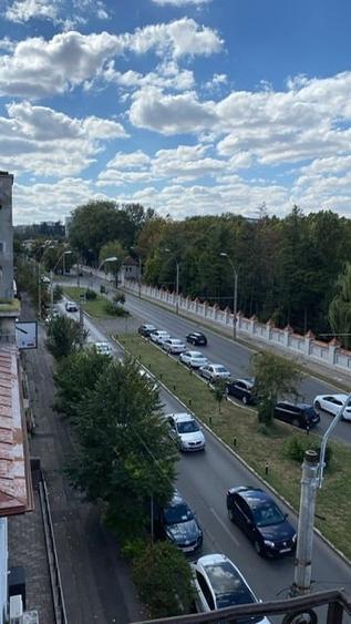 Apartament cu 3 camere semidecomandat în Cotroceni