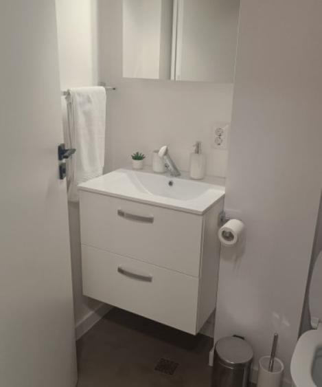 Apartament cu 3 camere semidecomandat în Florești — fotografia 1