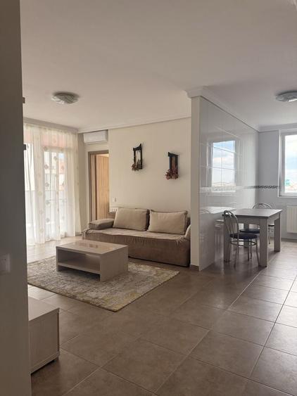 Apartament cu 3 camere semidecomandat în Central
