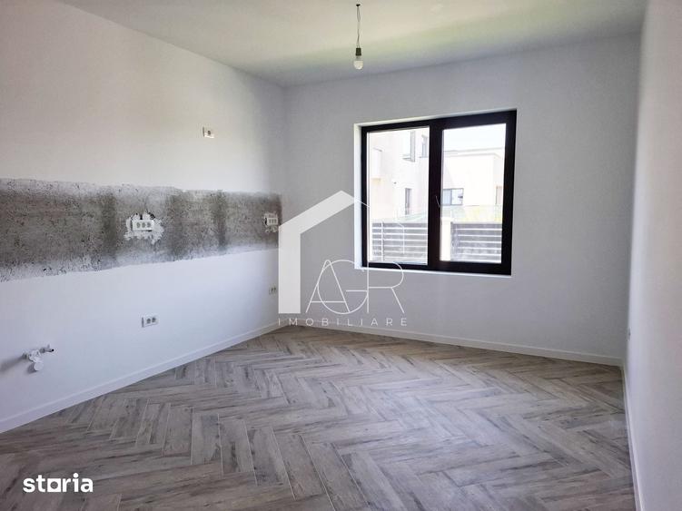 Casă cu 5 camere cu Teren 325 Mp în Păulești