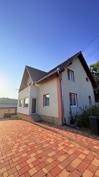 Casă cu 4 camere în Dârlos