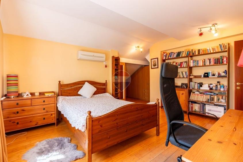 Casă individuală cu 6 camere cu Teren 850 Mp în Corbeanca