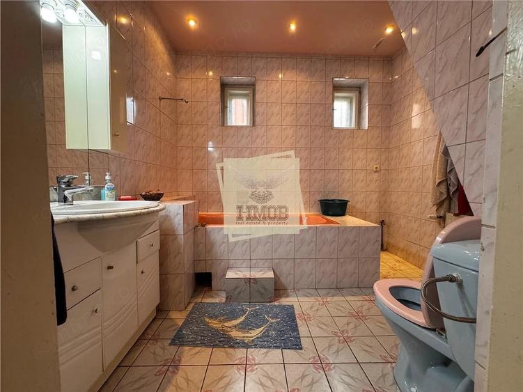 Casă cu 10 camere cu Teren 450 Mp în Central