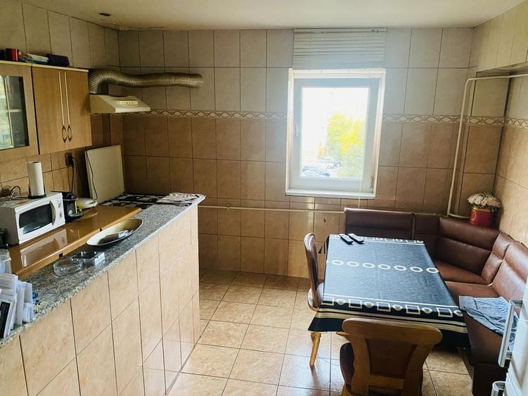 Apartament cu 3 camere decomandat în Craiovița Nouă