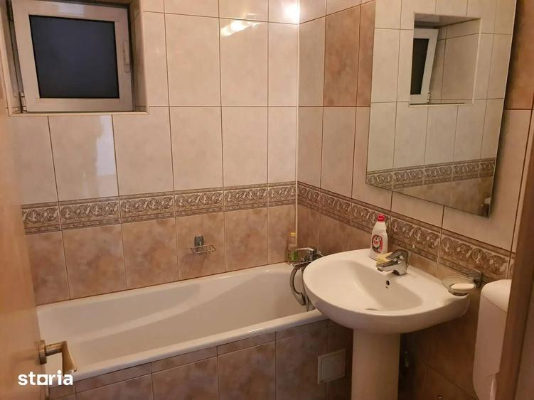 Apartament cu 4 camere semidecomandat în Centrul Civic