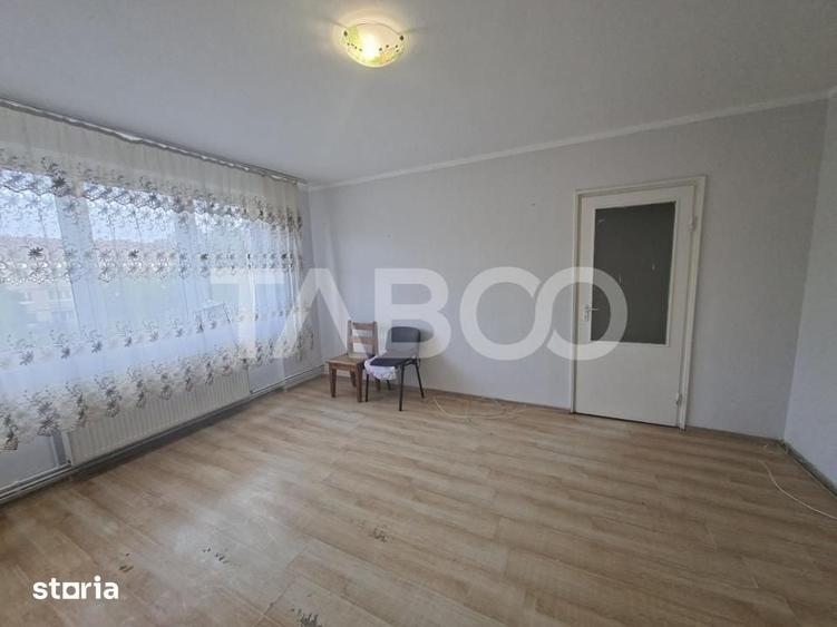 Apartament cu 2 camere semidecomandat în Trei Stejari
