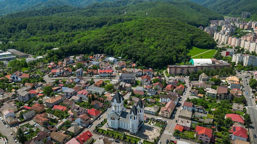 Casă individuală cu 5 camere cu Canalizare în Răcădău