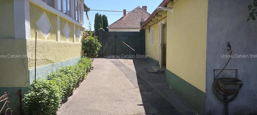 Casă cu 5 camere cu Teren 1350 Mp în Exterior Vest