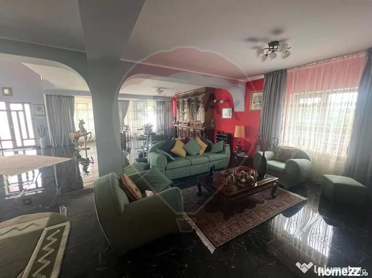 Casă cu 7 camere cu Teren 983 Mp în Garoafa
