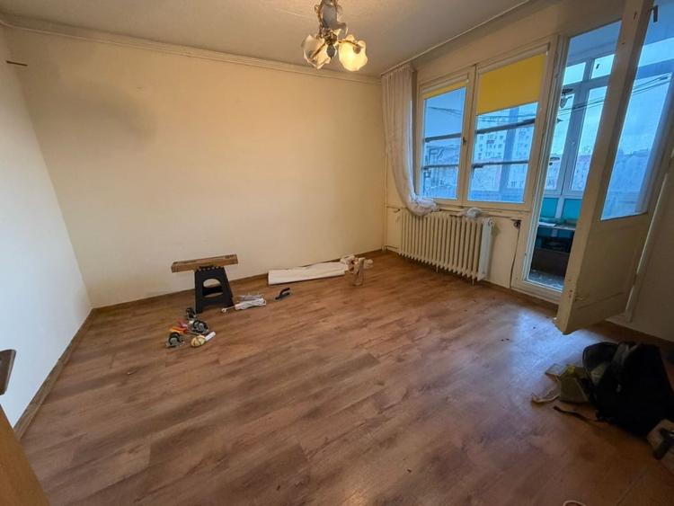 Apartament cu 4 camere decomandat în Berceni
