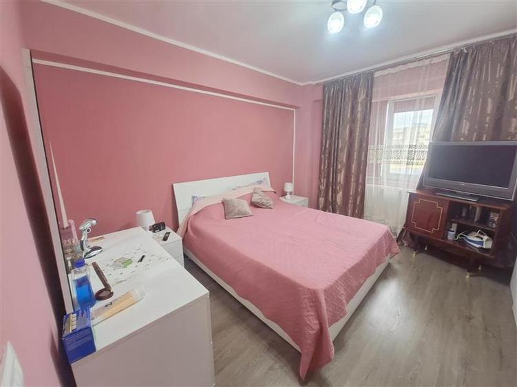 Apartament cu 3 camere semidecomandat, mobilat în Milcov